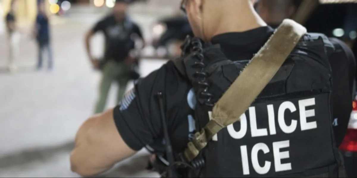 Acusan a latino de hacerse pasar por agente de ICE