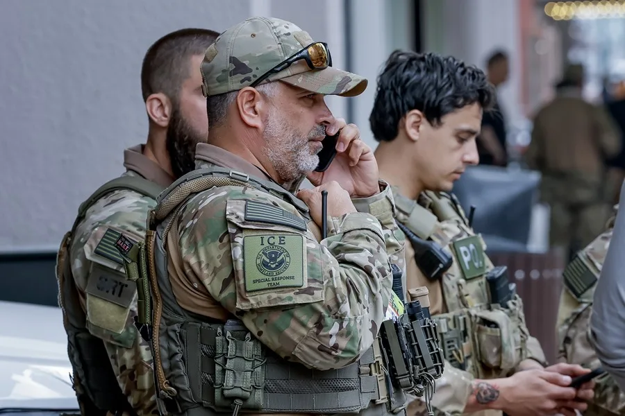 ¿Es legal grabar a ICE durante redadas? Aquí la respuesta