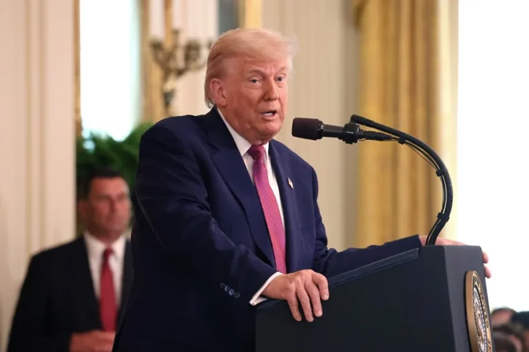 Así justifica Trump su nuevo arancel del 35 % a Canadá