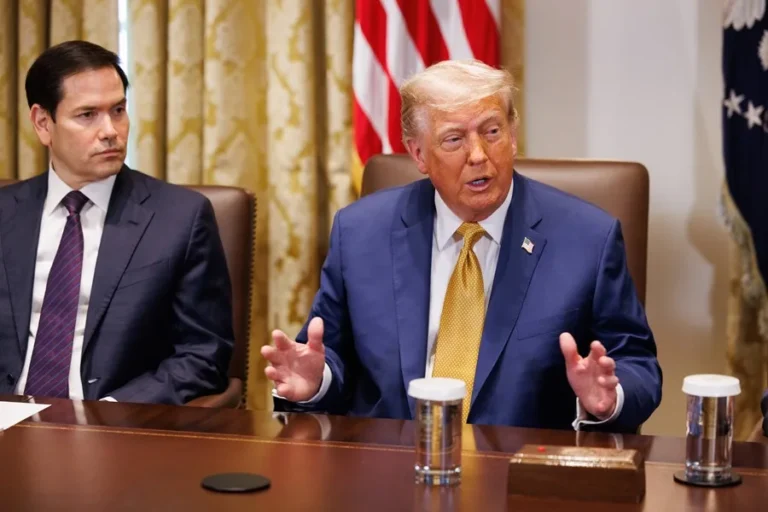 Así podrá Trump despedir a miles de empleados públicos