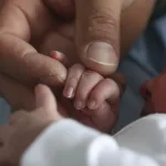 ¿Por qué cada vez nacen menos bebés en EE.UU.?