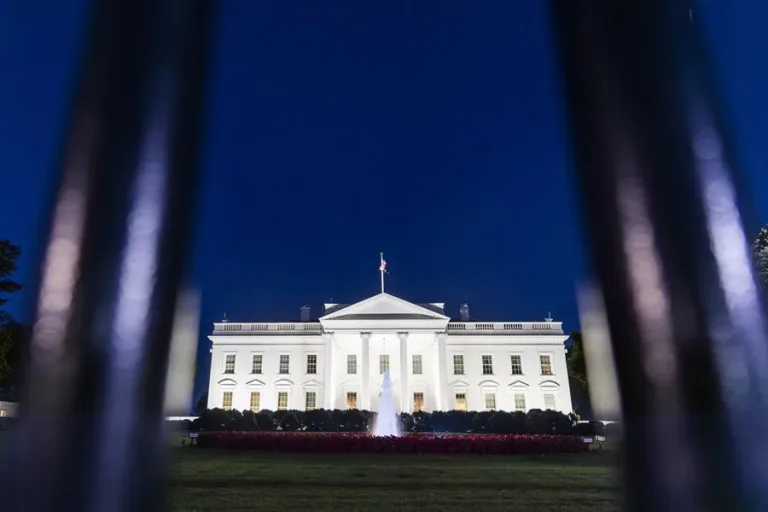 Casa Blanca publica imagen de Trump como "Superman"