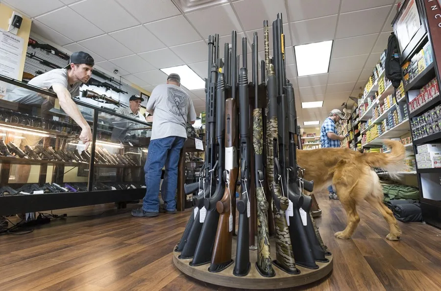 Trump busca facilitar la compra legal de armas en Estados Unidos