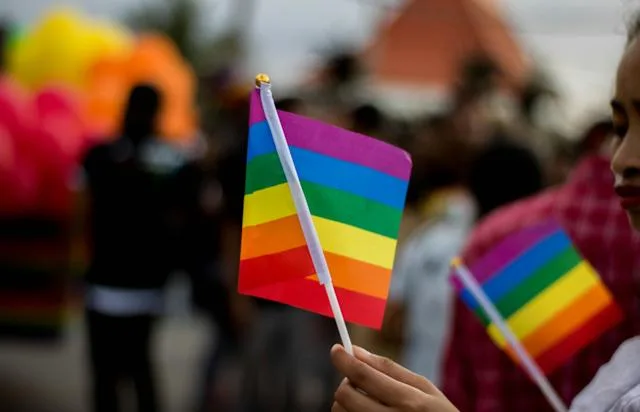 EE.UU. demanda a California por atletas trans