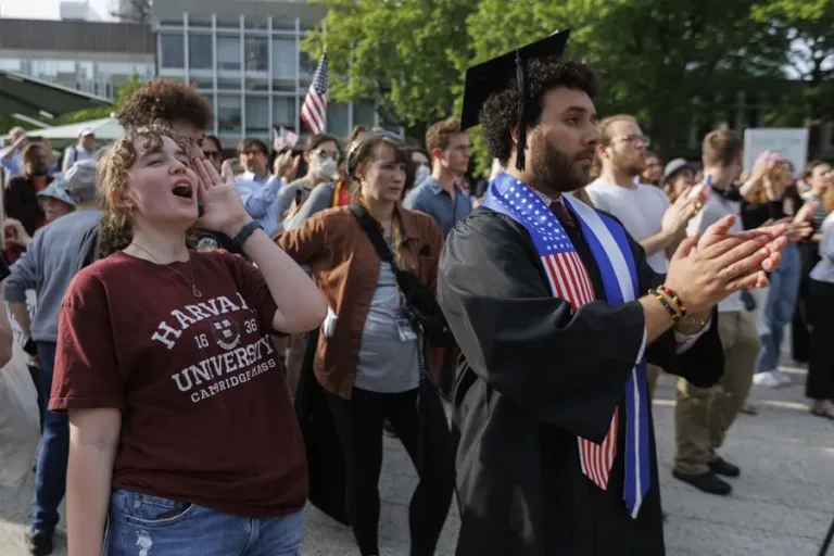 Estudiantes extranjeros en la mira de Trump: Exige a Harvard entregar datos