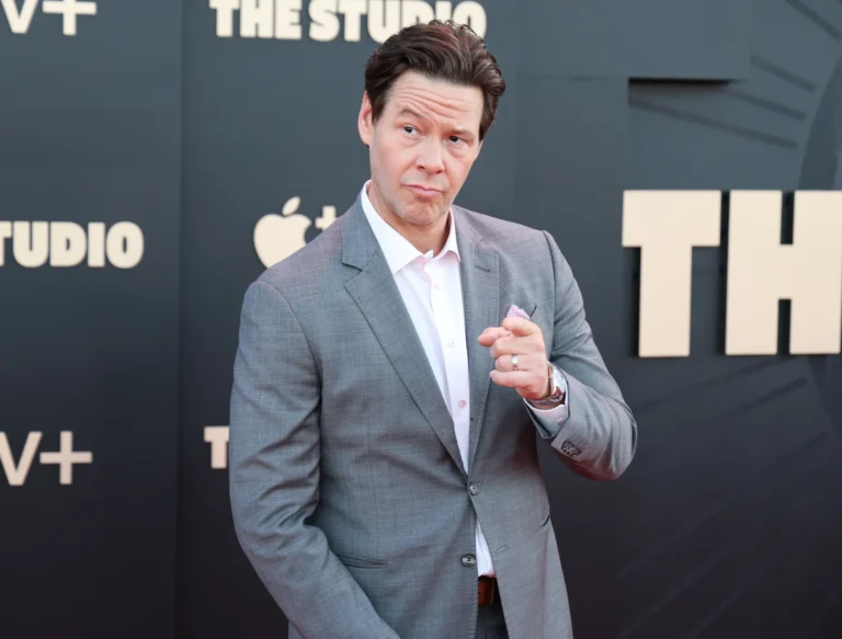 Ike Barinholtz: el actor que dará vida a Elon Musk en la gran pantalla
