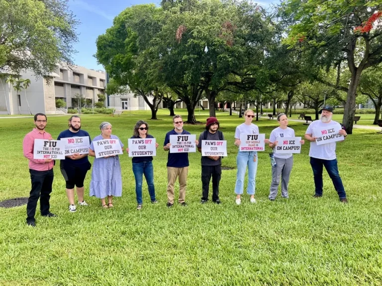 Migrantes en Florida comen de rodillas