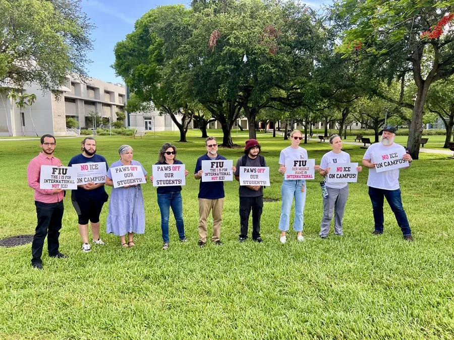 Migrantes en Florida comen de rodillas