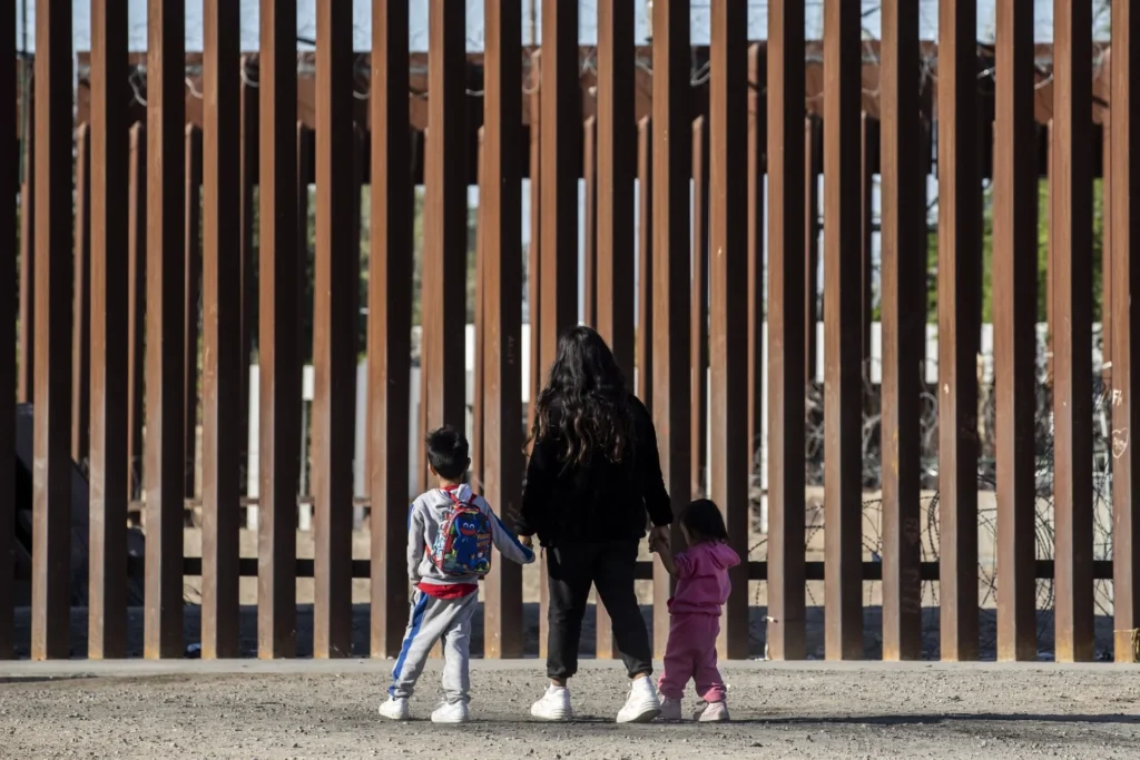 Juez bloquea norma de Trump que negaba asilo en frontera con México
