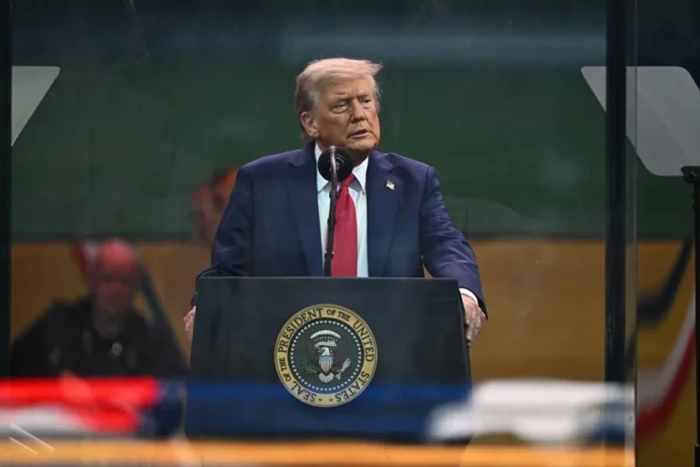 Por qué Trump amenaza a republicanos si no apoyan cierre de NPR y PBS