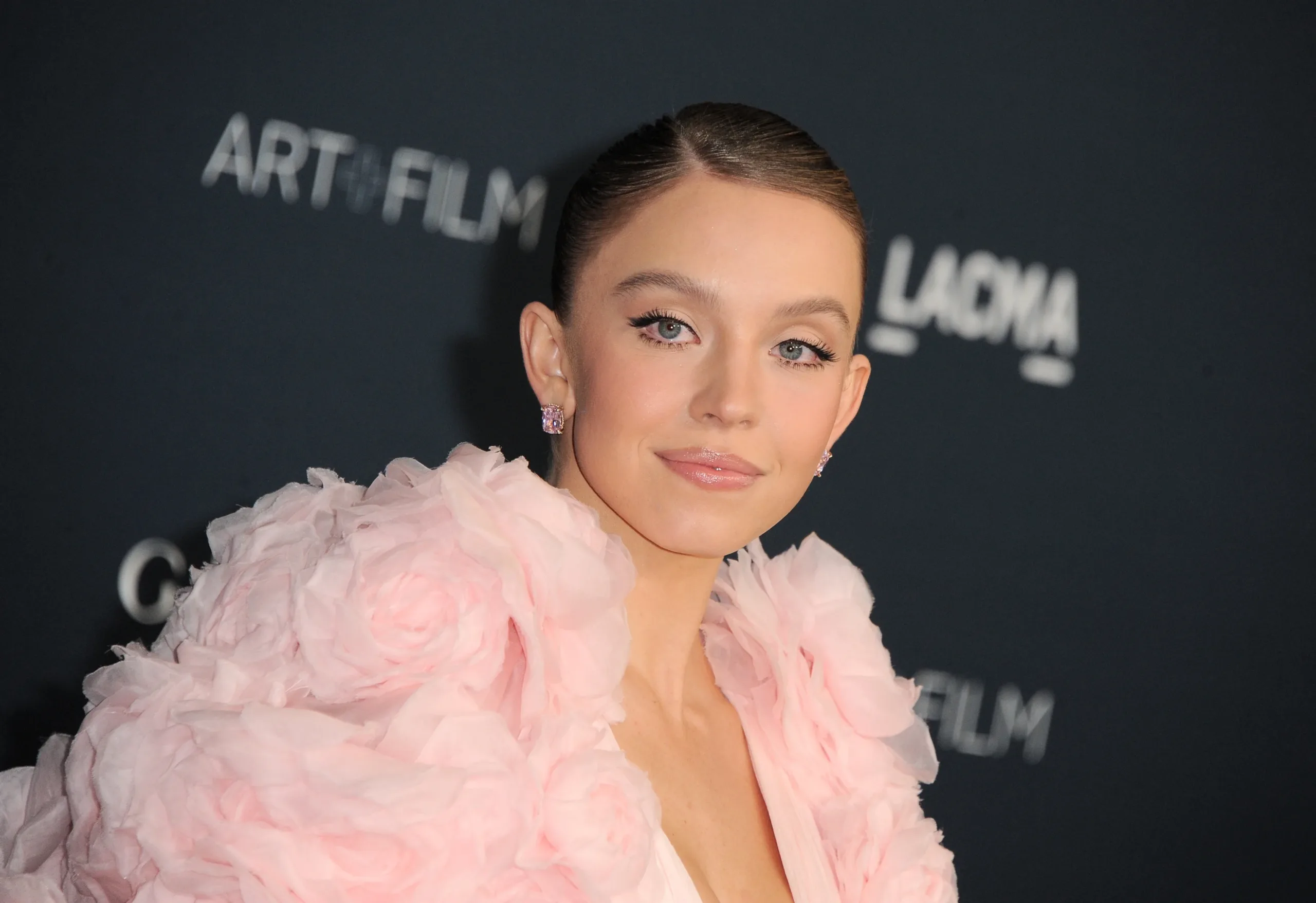 Sydney Sweeney sorprende con nueva marca de lencería junto a Bezos