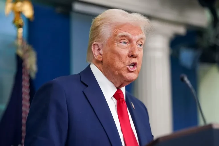 Trump subió un video de Obama arrestado