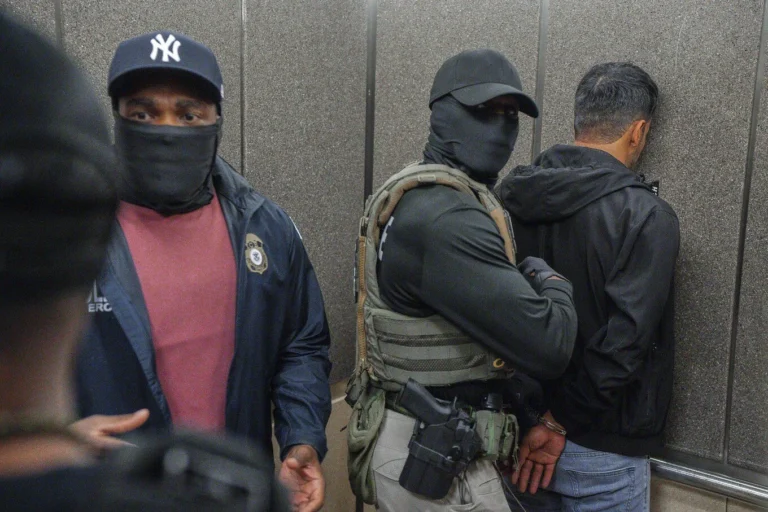 Nueva York: Esto dice la ley que busca prohibir uso de máscaras a ICE