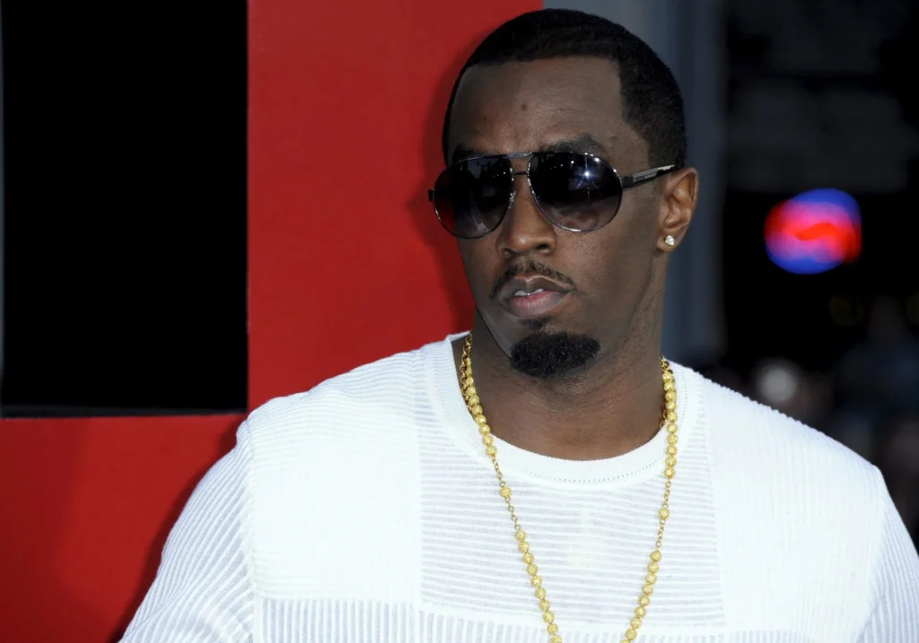 Fans de Diddy celebran absolución bañados en aceite de bebé