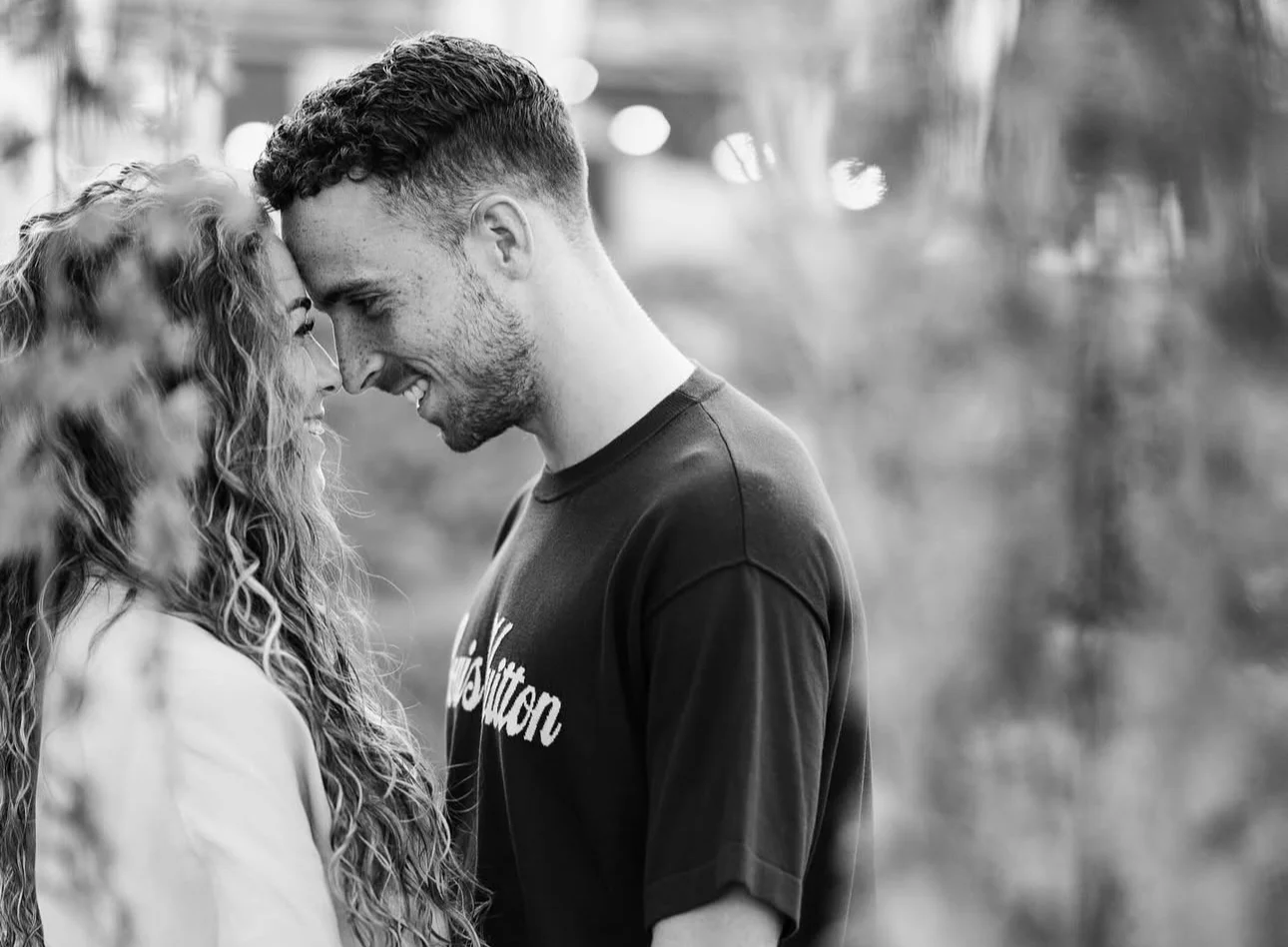 Esposa de Diogo Jota rompe en llanto al salir de la funeraria