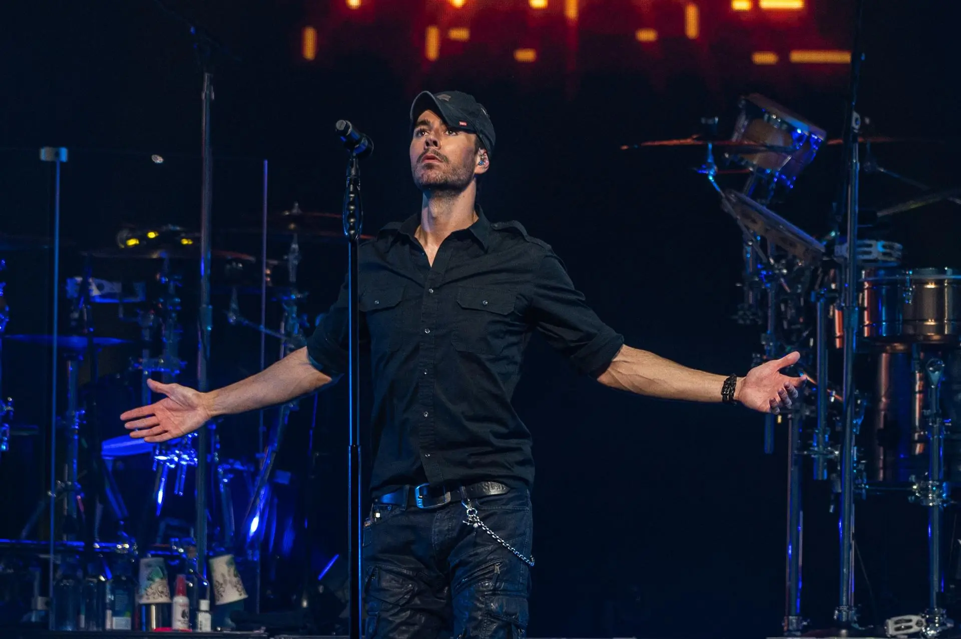 ¿Amor o show? Enrique Iglesias besa a Emilia Mernes y desata controversia