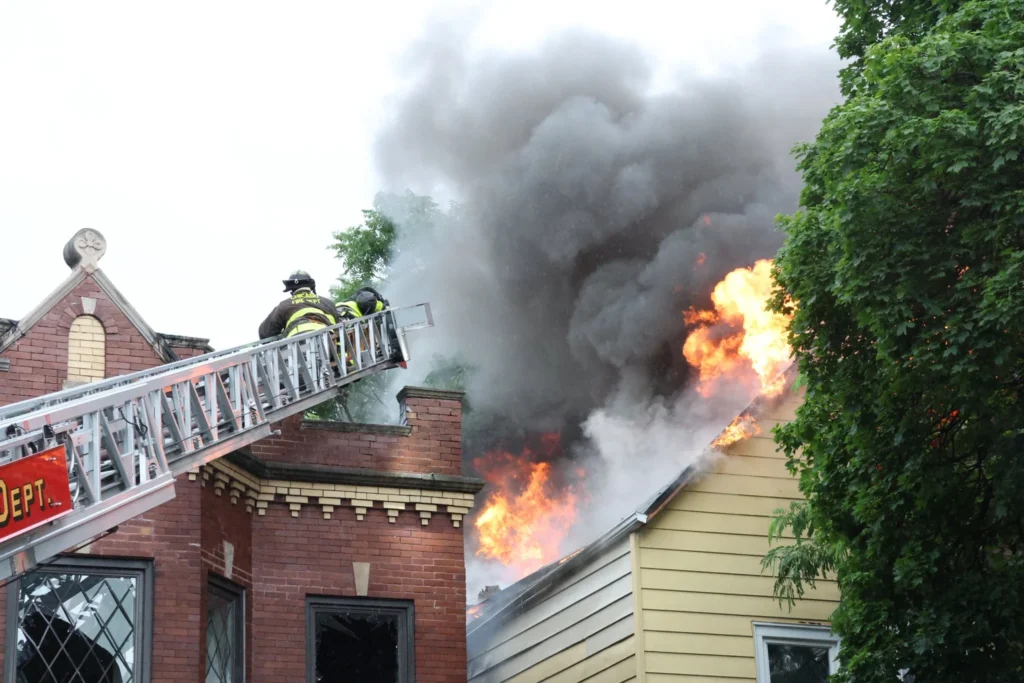 Tragedia en Chicago: Hallan a 3 niños apuñalados en incendio