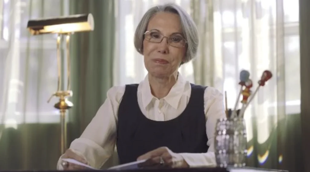 Alma Hidalgo / El Sol de México Florinda Meza enfrenta una polémica derivada del estreno de la bioserie “Chespirito: sin querer queriendo”, debido a que recuerda que Roberto Gómez Bolaños dejó a su esposa Graciela Fernández y a sus seis hijos por la actriz. Sumado a ello, el hate revivió una entrevista en la que la actriz llamaba “defectos” a los hijos y esposa del fallecido comediante. “Él tenía siete grandes defectos: seis hijos y una esposa. Si fueran míos serían maravillosos, no siendo míos eran un problema y un defecto”, dijo. Ante la polémica, Florinda Meza decidió utilizar su cuenta de Instagram para pedir que parara el hate en su contra. No voy a salir a desmentir las calumnias: Florinda Meza Florinda Meza dijo que no saldrá a desmentir las calumnias y ataques en su contra, pues aseguró que no era la “peor persona en el mundo” y el hacerlo únicamente dañaría los recuerdos de los proyectos de Roberto Gómez Bolaños. Yo no voy a salir a desmentir cada una de las calumnias y ataques en mi contra, porque esto no se trata de mí. Florinda Meza. La actriz aprovechó para recordar que los valores que promocionaba “El chavo del 8” eran el perdón, la reconciliación y la frase “La venganza nunca es buena, mata el alma y la envenena”. Florinda Meza también aseguró que los juicios que realizan en su contra se realizan sin conocer los hechos, por lo que dijo que “tanto odio los daña a ustedes y daña un hermoso recuerdo que compartimos y que nos ha unido como hermanos por más de cuatro generaciones (...) ‘El chavo’”. Finalmente, la actriz dijo que seguirá contando cómo fue el legado de Roberto Gómez Bolaños, pero dejará de lado su polémica. Yo seguiré contando la verdad sobre el legado de Roberto, pero no voy a hablar de mí. Florinda Meza.