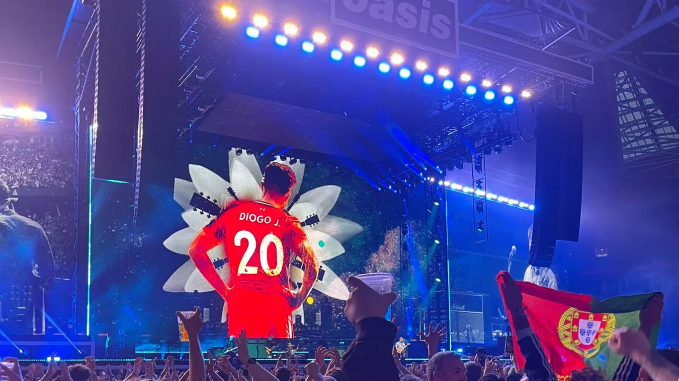 homenaje a Diogo Jota en el concierto de Oasis en Cardiff