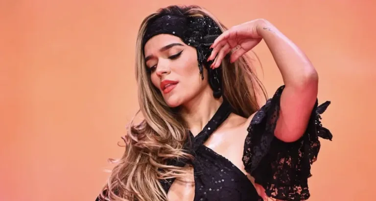 Karol G impulsa el talento femenino con becas tecnológicas