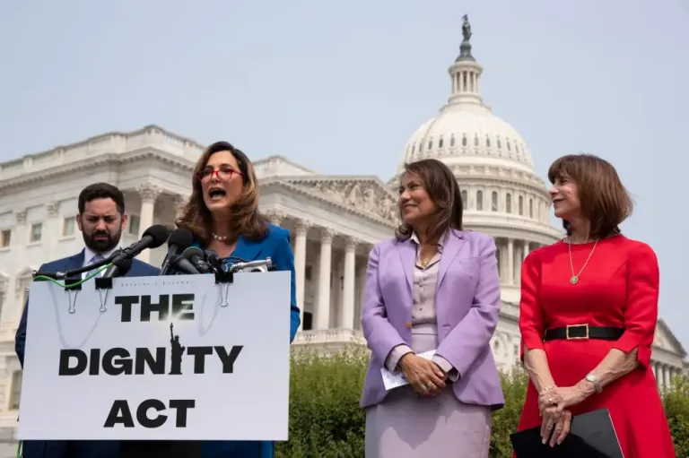 Dos congresistas latinas buscan legalizar a miles de trabajadores