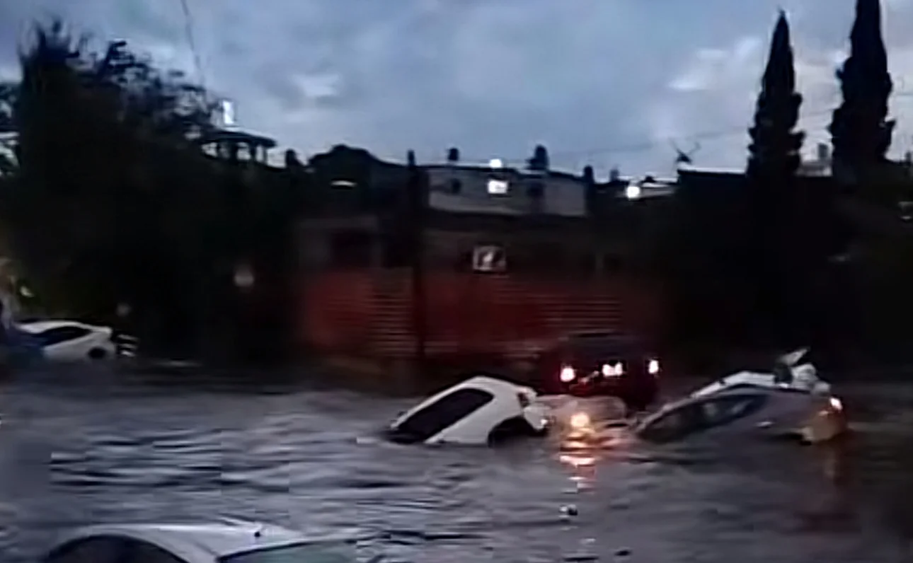 Autos flotantes en la colonia Tabachines: Lo que causo la tormenta en Zapopan