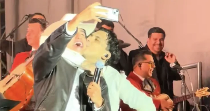 Christian Nodal causa polémica tras presentarse borracho en concierto