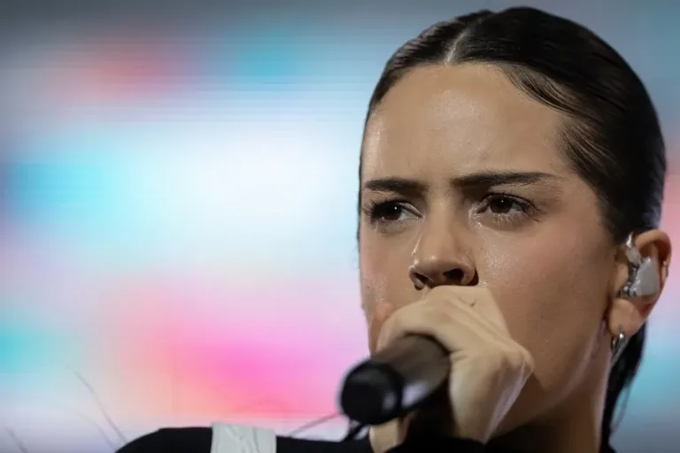 Rosalía contesta a críticas tras polémica con diseñador pro-Palestina