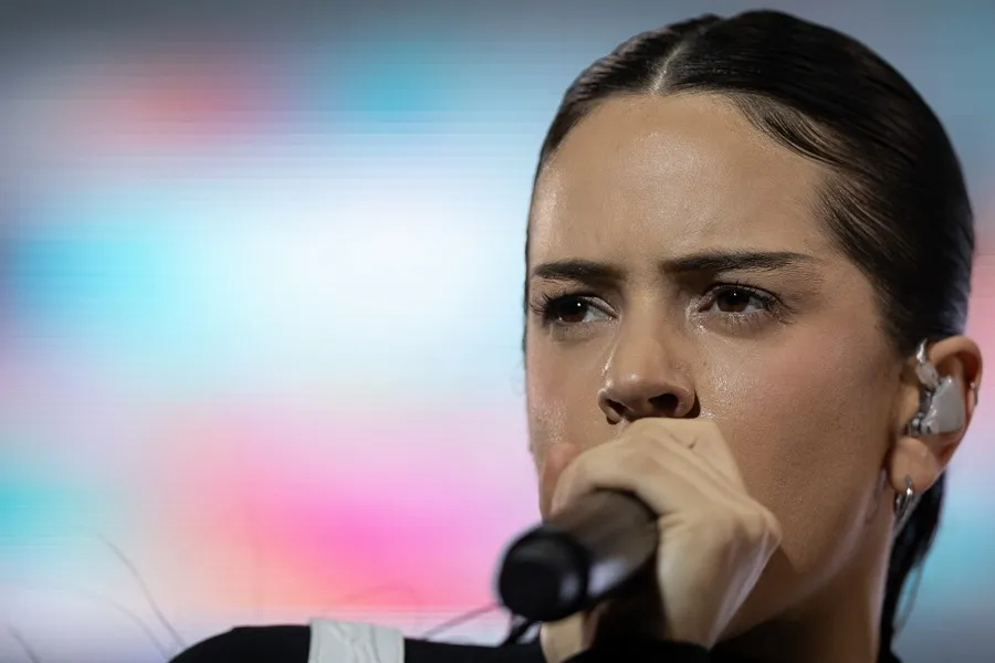 Rosalía contesta a críticas tras polémica con diseñador pro-Palestina
