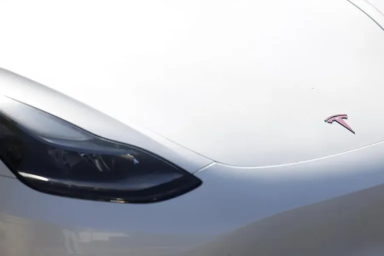 Tesla inicia servicio de taxi en San Francisco: ¿Qué pasó con los robotaxis?