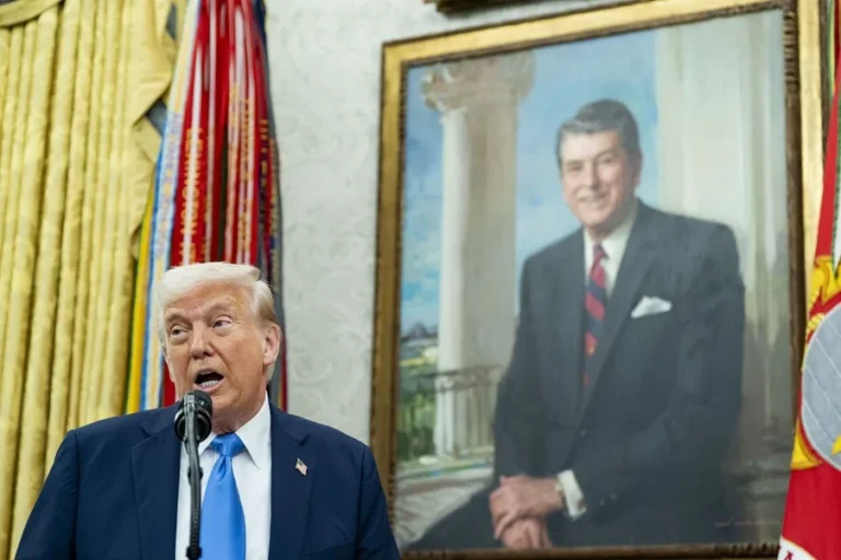 todos hablan de las manos de Trump