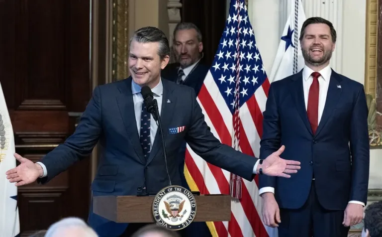 Abuchean a JD Vance y Pete Hegseth