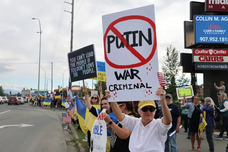 Anchorage protesta en rechazo a la visita de Putin