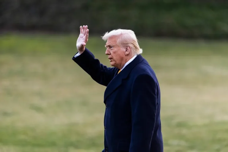 Así Trump impide que bancos "discriminen"