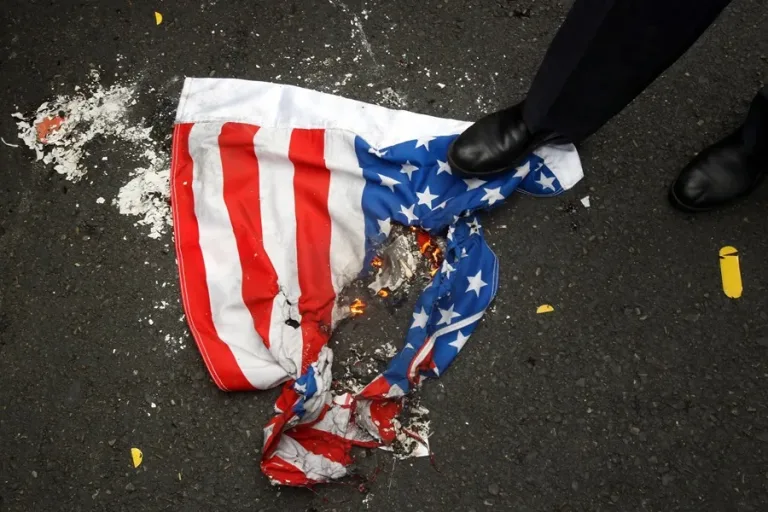 Ahora es delito quemar la bandera en EEUU: ¿Cuál sería la pena?