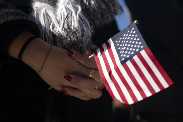 USCIS advierte: este descuido puede retrasar tus trámites