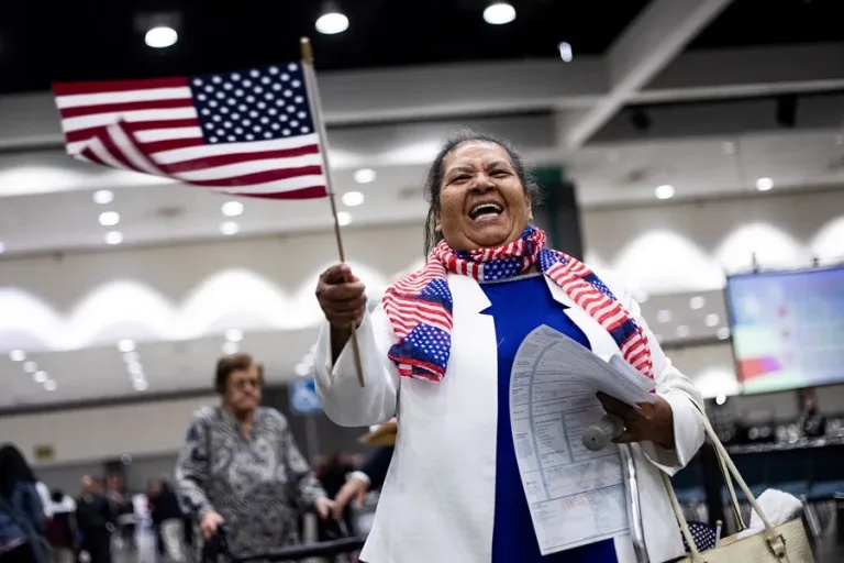 ¿Qué significa el examen de “actividad antiestadounidense” para migrantes en EE.UU.?