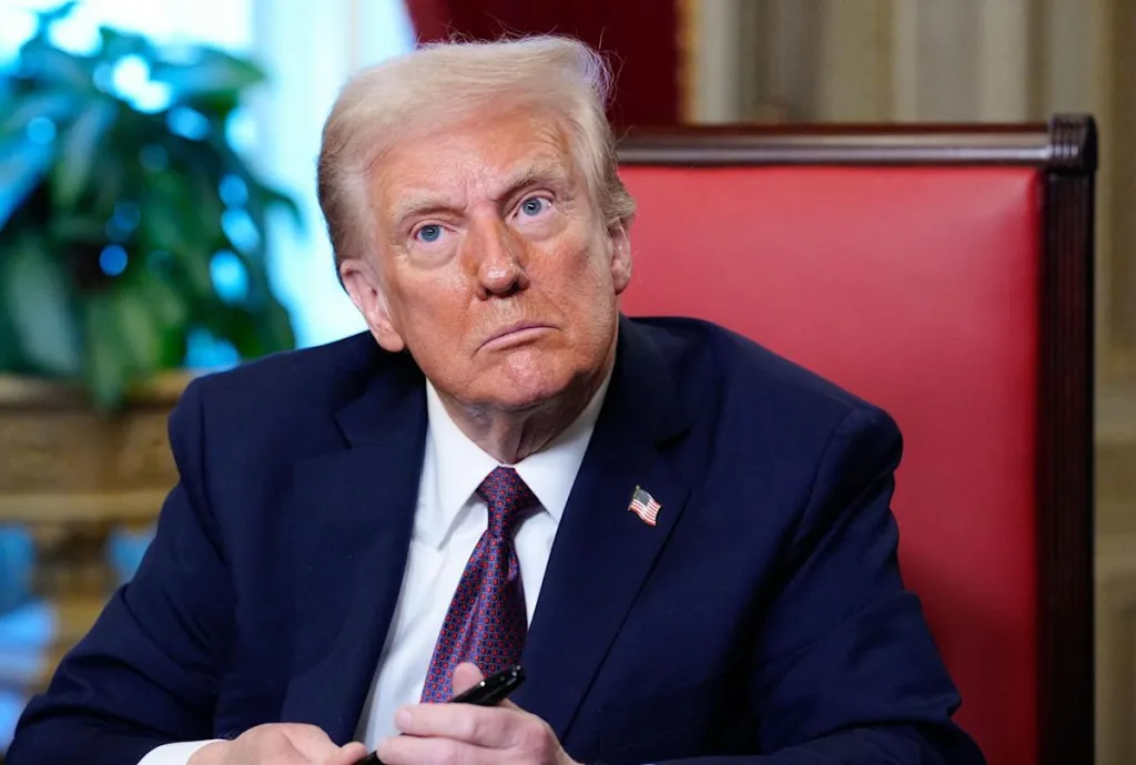 Empleada de la FDA le saca el dedo medio a Trump