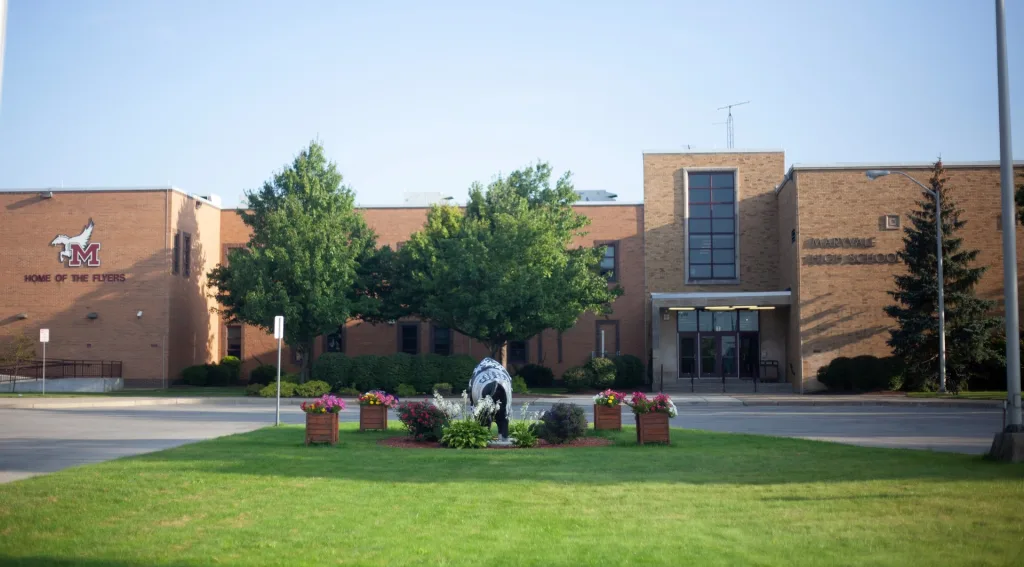 Estudiante muere tras ser apuñalado en Maryvale High School