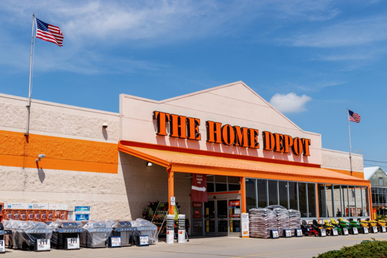 Hombre muere huyendo de ICE en Home Depot