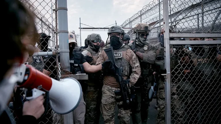 ICE quiere usar una base naval en Chicago