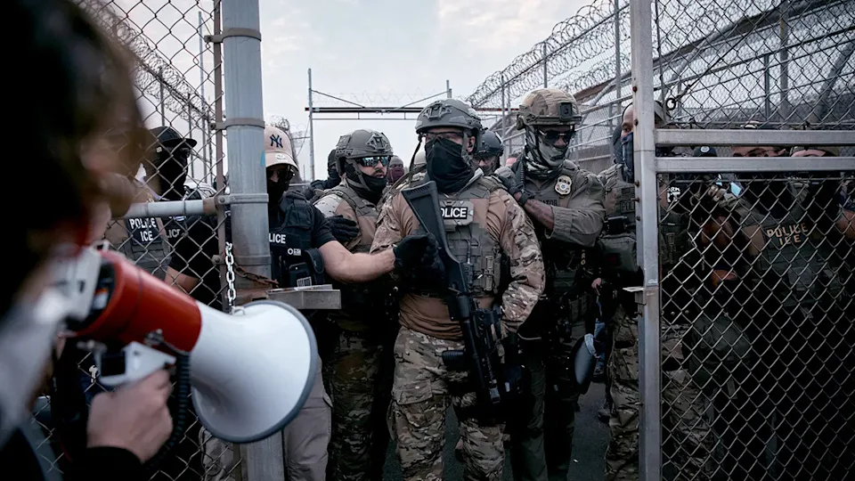 ICE quiere usar una base naval en Chicago