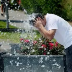 Lluvias extremas e intenso calor dividen a EE.UU.