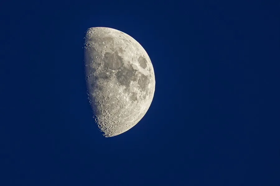 NASA quiere construir una base nuclear en la Luna antes que China