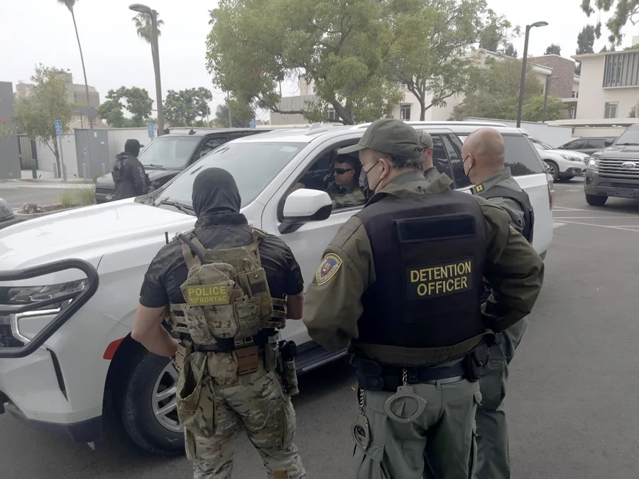 Hombre pide ayuda mientras ICE lo detiene en tribunal