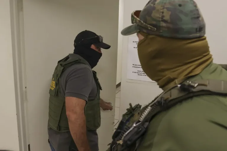 Migrante intenta "autodeportarse" y lo arrestan