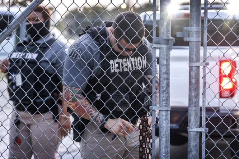 ¿Cuándo ICE puede detener a un migrante en EE.UU.?