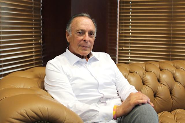 Quién es el magnate cubano que reta a Trump en Miami