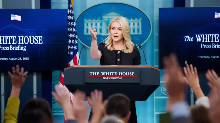 EE.UU. llama fugitivo a Maduro: "Es el jefe del Cartel de los Soles"