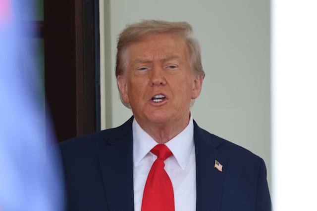 Trump amenaza a NBC y ABC